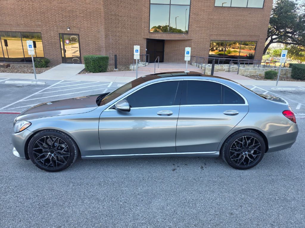 Photo 3 of this MERCEDES-BENZ C-CLASS