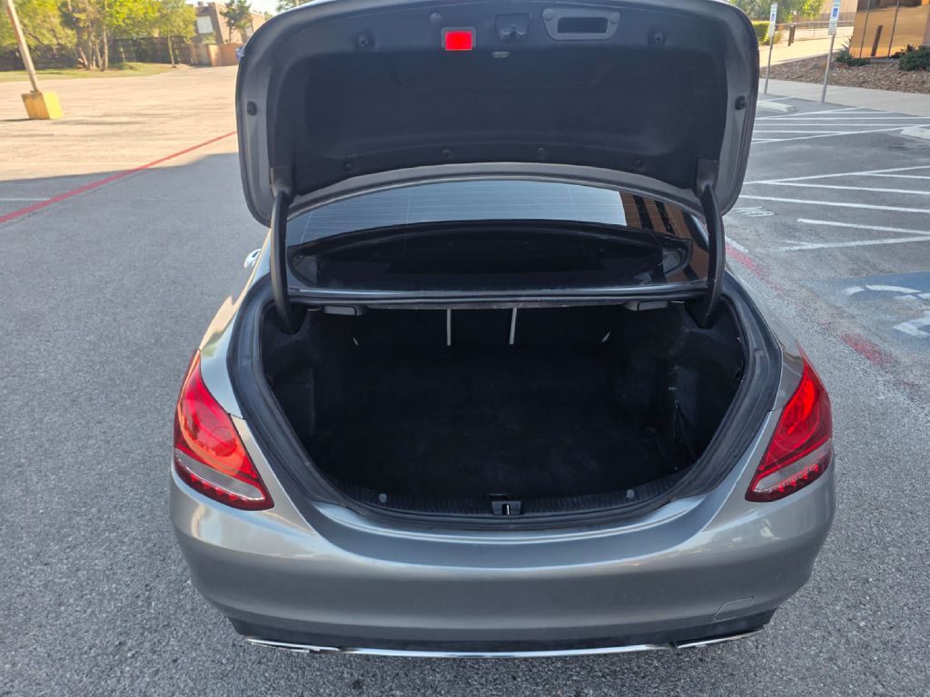 Photo 6 of this MERCEDES-BENZ C-CLASS