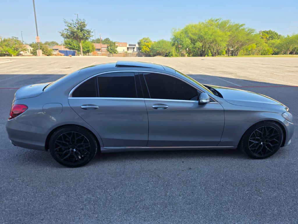 Photo 8 of this MERCEDES-BENZ C-CLASS