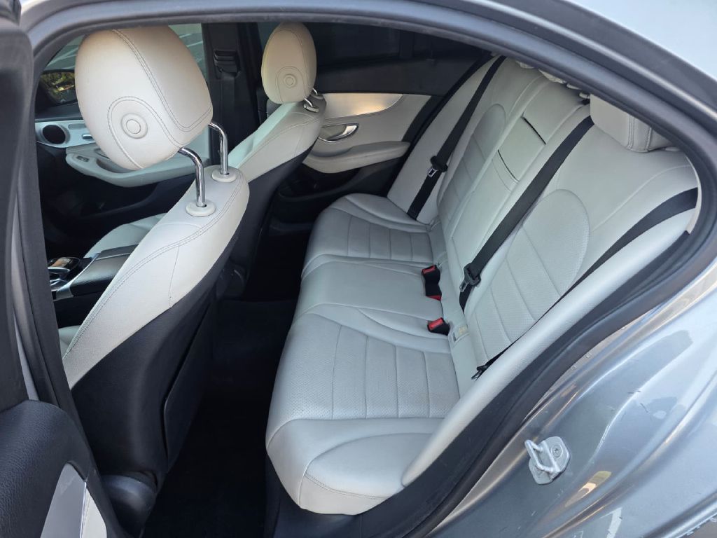 Photo 13 of this MERCEDES-BENZ C-CLASS