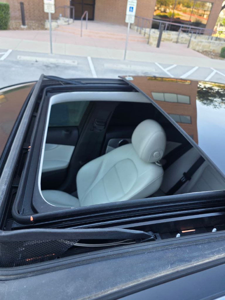 Photo 18 of this MERCEDES-BENZ C-CLASS