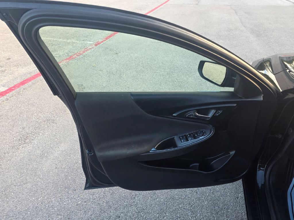 Photo 10 of this CHEVROLET MALIBU