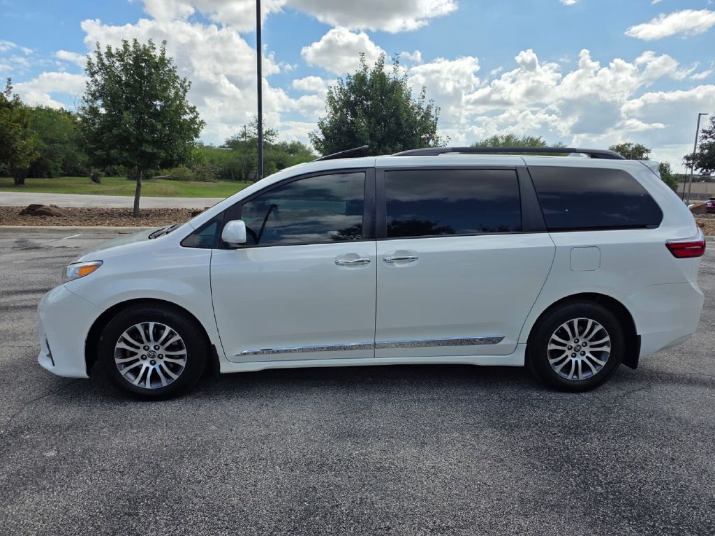 Photo 3 of this TOYOTA SIENNA