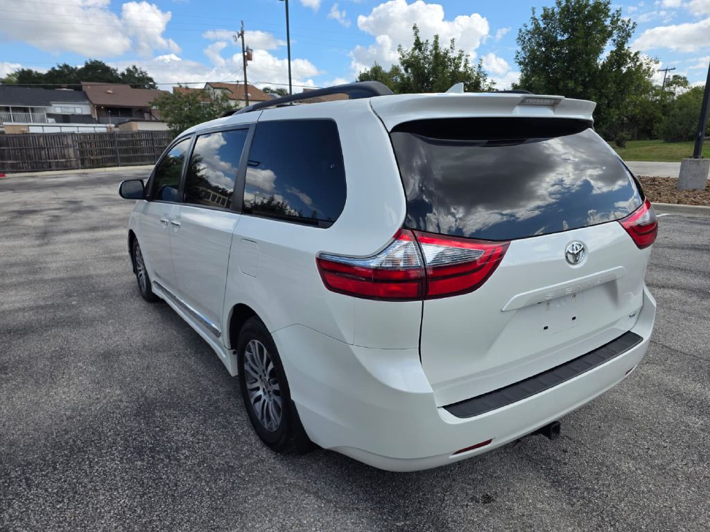 Photo 4 of this TOYOTA SIENNA
