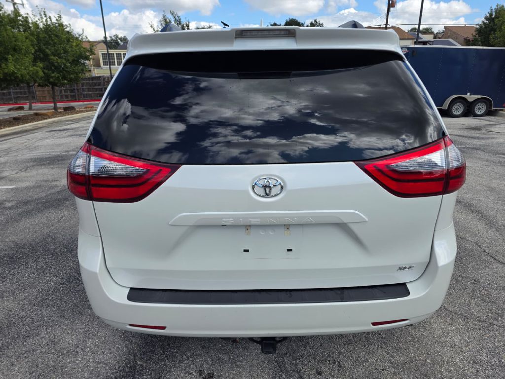 Photo 5 of this TOYOTA SIENNA