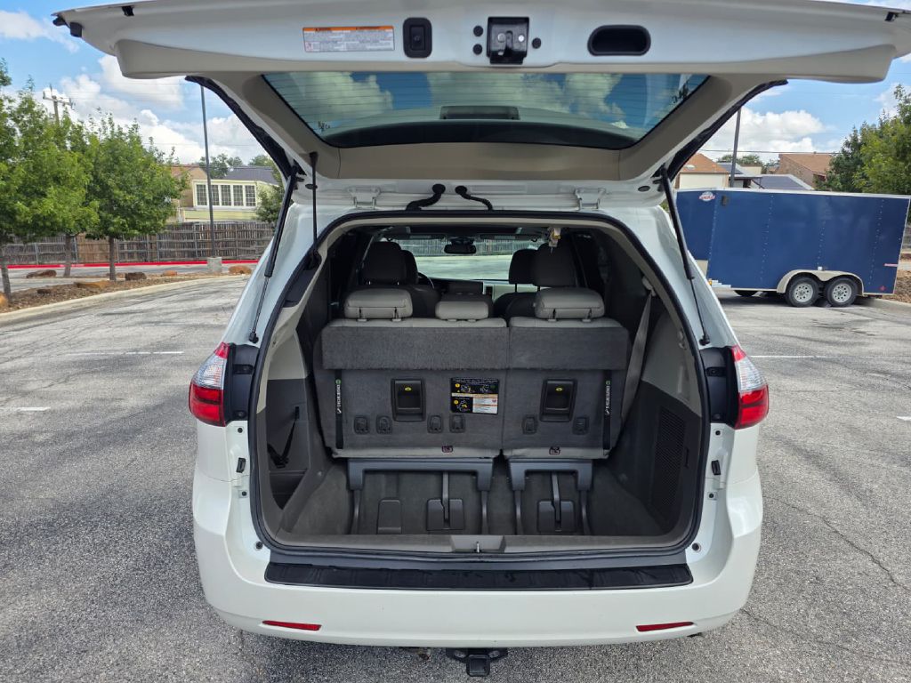 Photo 6 of this TOYOTA SIENNA
