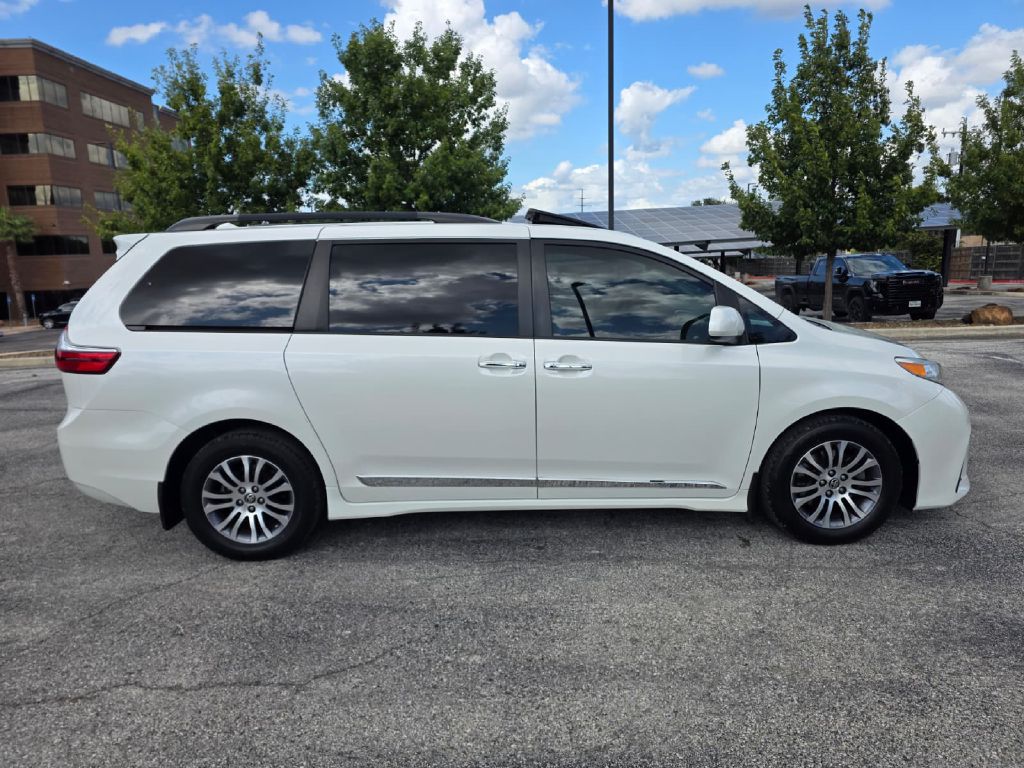 Photo 9 of this TOYOTA SIENNA