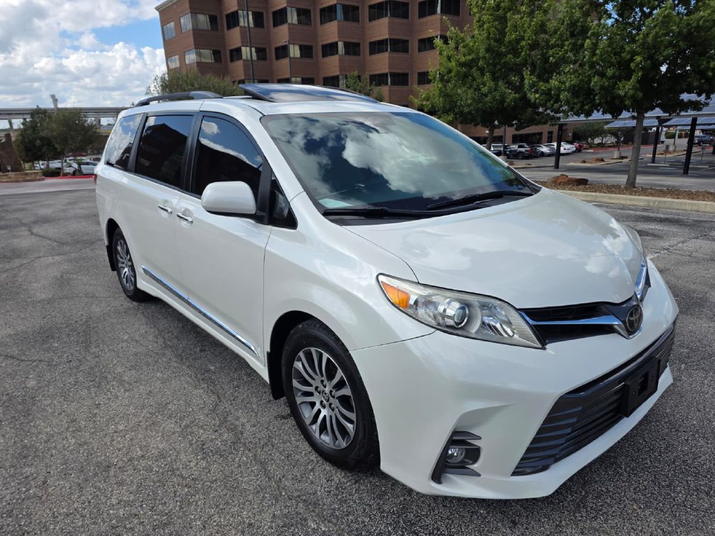 Photo 10 of this TOYOTA SIENNA