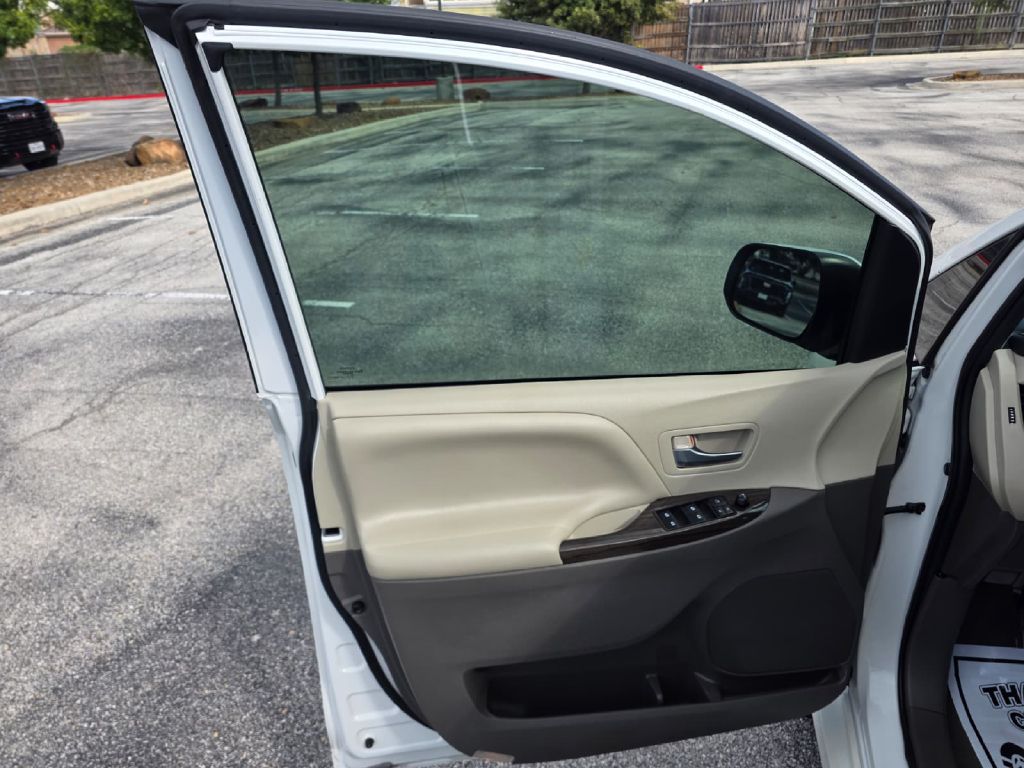 Photo 11 of this TOYOTA SIENNA