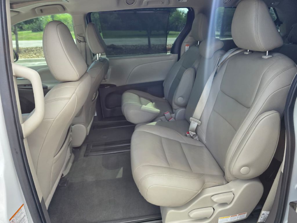 Photo 13 of this TOYOTA SIENNA