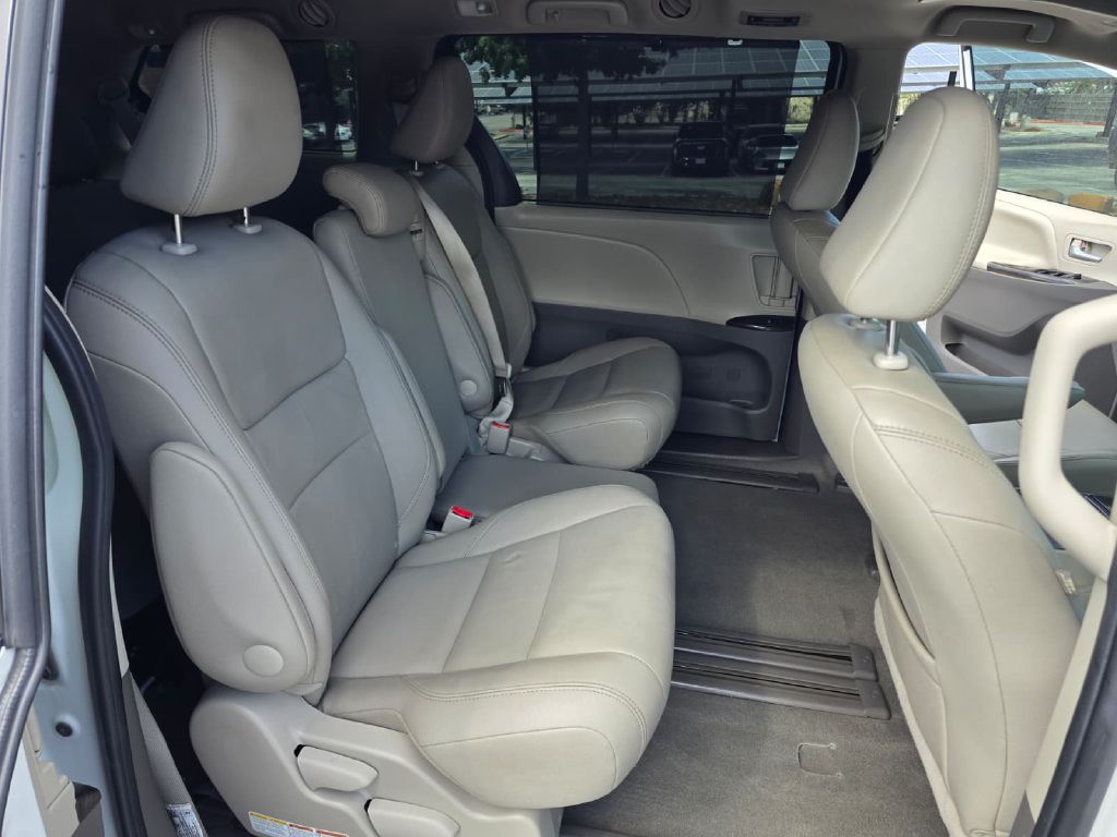Photo 14 of this TOYOTA SIENNA