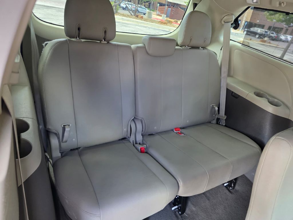 Photo 15 of this TOYOTA SIENNA