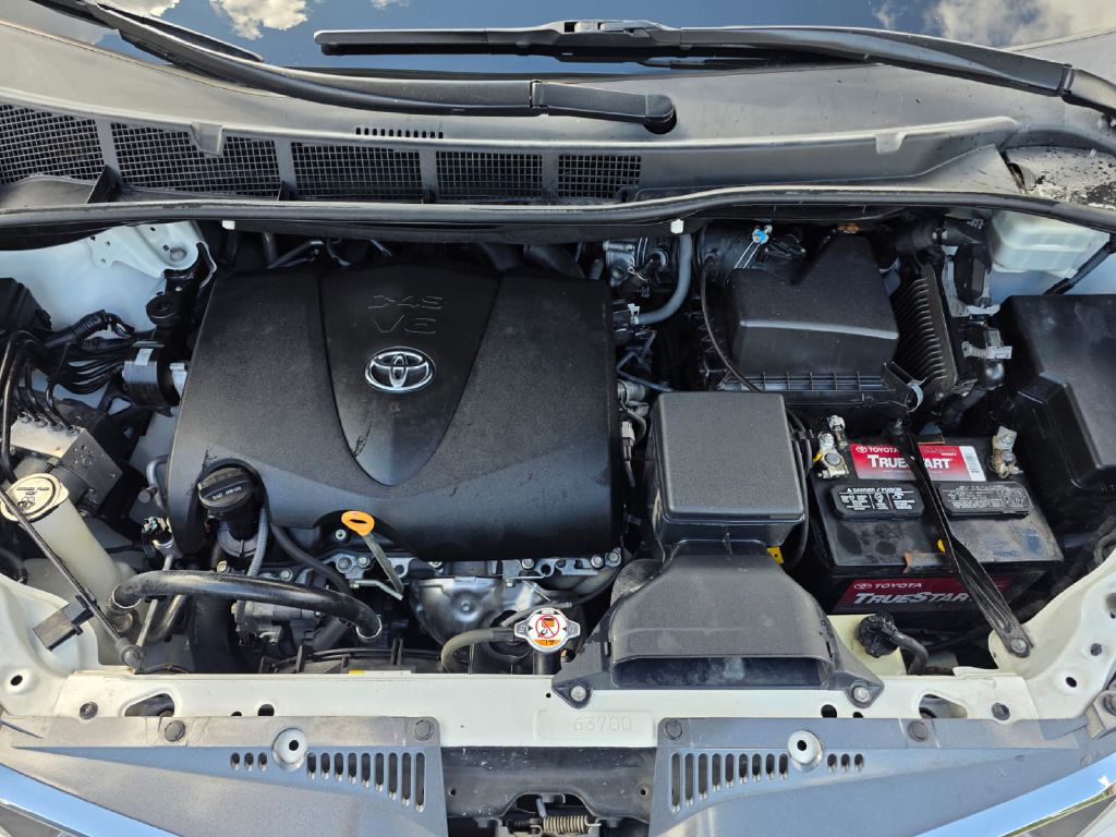 Photo 21 of this TOYOTA SIENNA