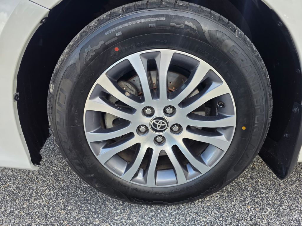 Photo 22 of this TOYOTA SIENNA