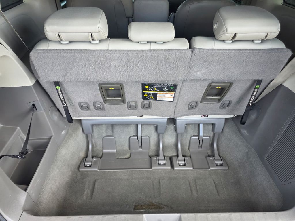 Photo 7 of this TOYOTA SIENNA
