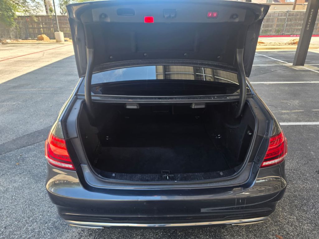 Photo 6 of this MERCEDES-BENZ E-CLASS