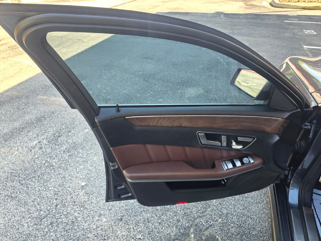 Photo 10 of this MERCEDES-BENZ E-CLASS