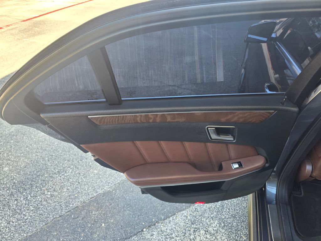 Photo 12 of this MERCEDES-BENZ E-CLASS