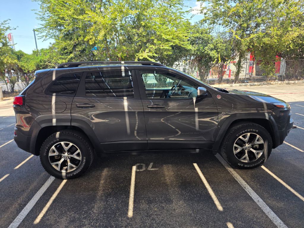 Photo 8 of this JEEP CHEROKEE
