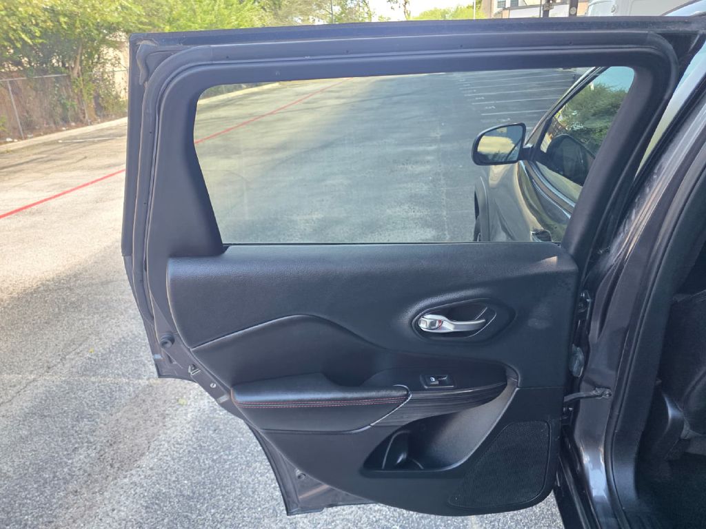 Photo 12 of this JEEP CHEROKEE