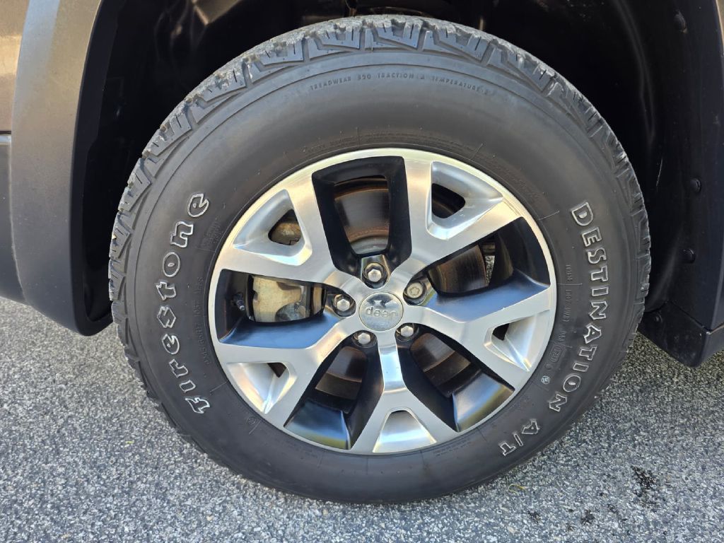 Photo 18 of this JEEP CHEROKEE