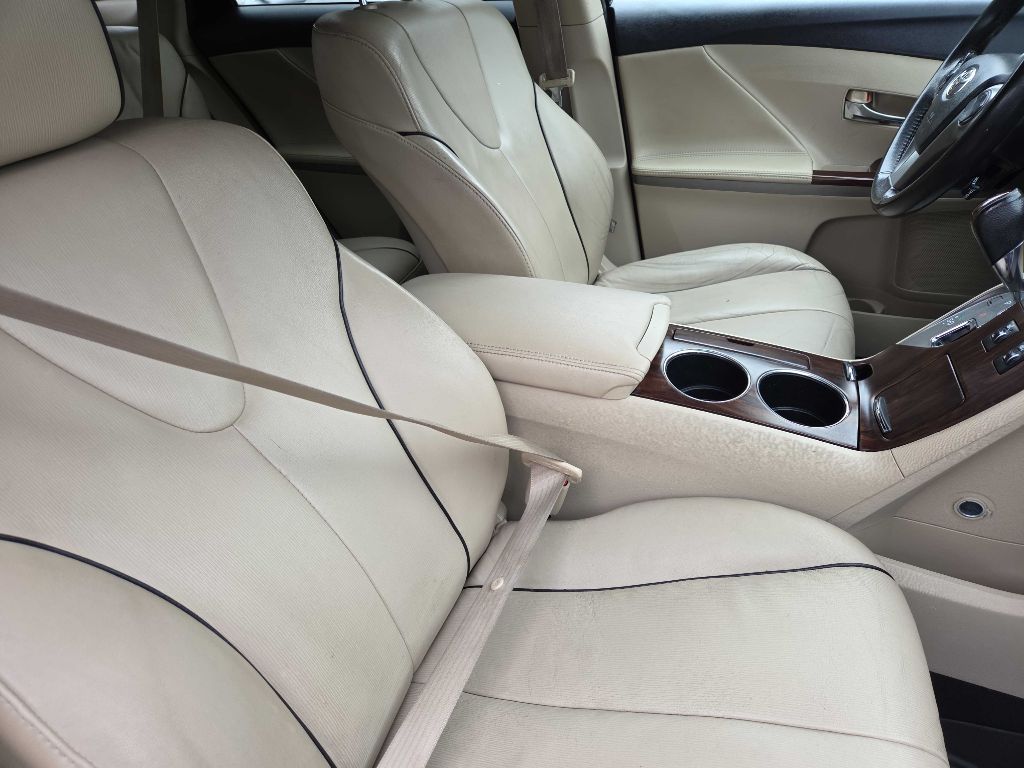 Photo 11 of this TOYOTA VENZA