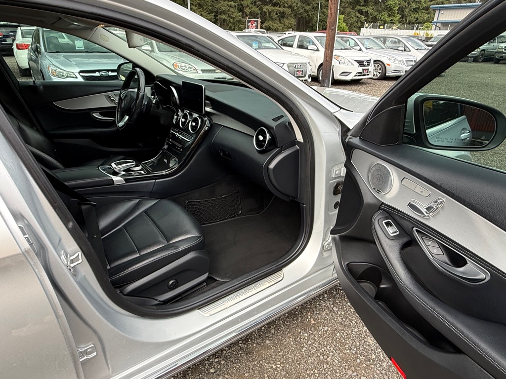 Photo 12 of this MERCEDES-BENZ C-CLASS