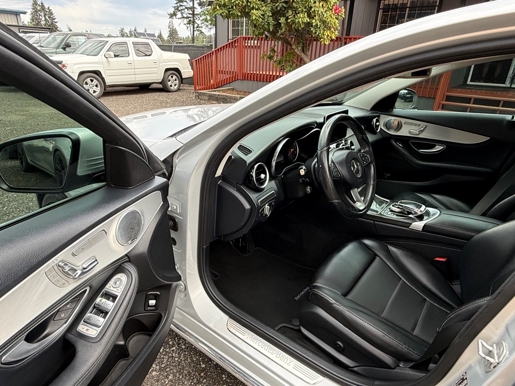 Photo 9 of this MERCEDES-BENZ C-CLASS