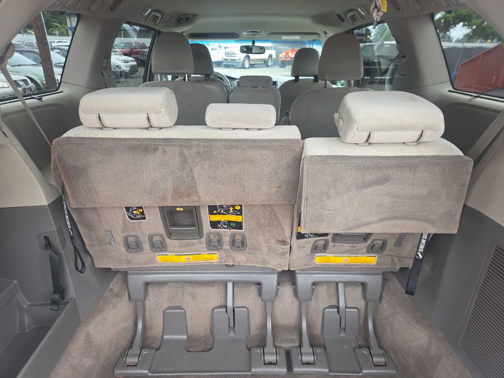 Photo 10 of this TOYOTA SIENNA