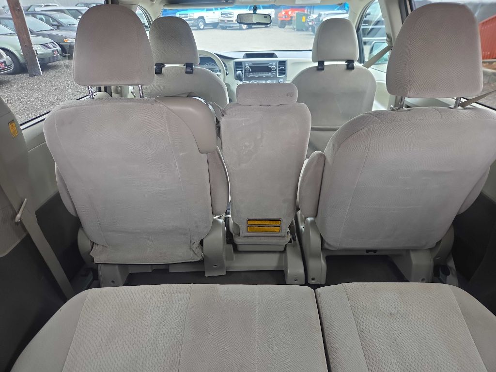 Photo 9 of this TOYOTA SIENNA