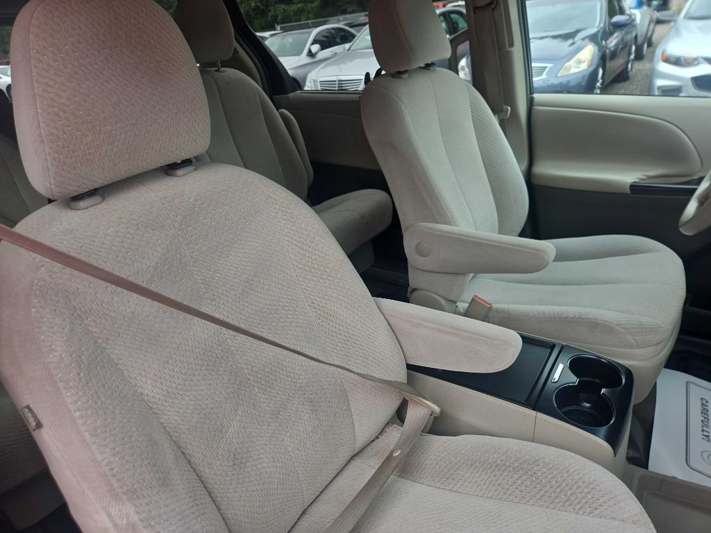 Photo 15 of this TOYOTA SIENNA