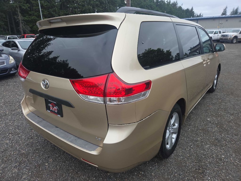 Photo 8 of this TOYOTA SIENNA
