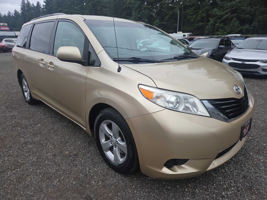 Photo 2 of this TOYOTA SIENNA
