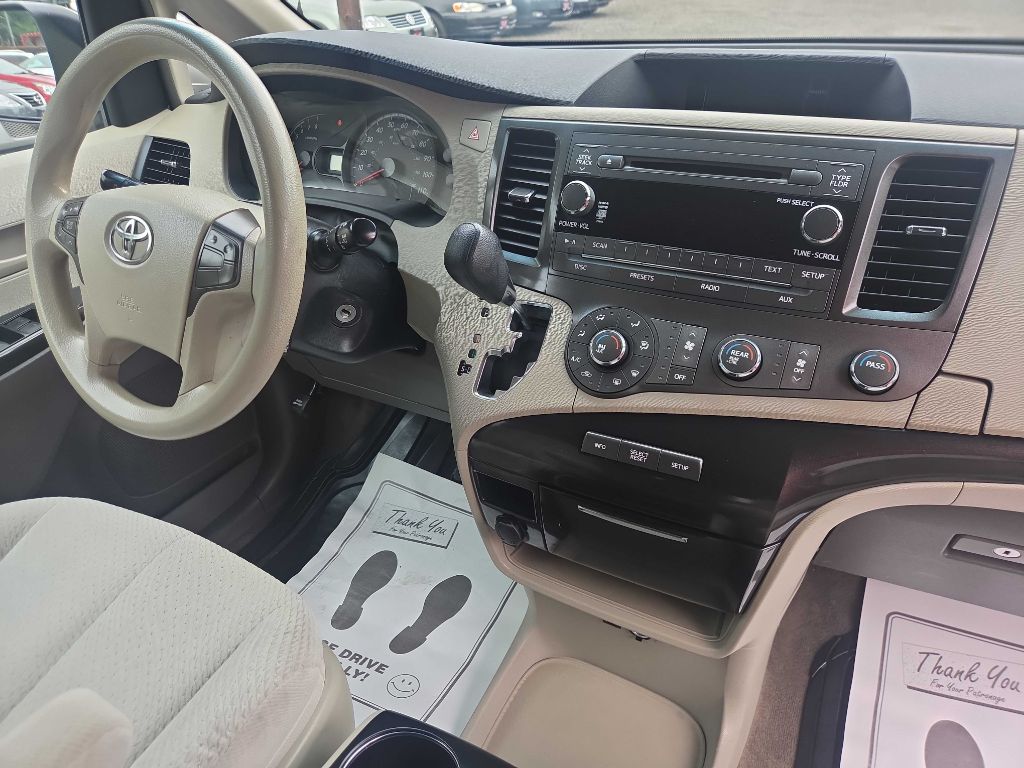 Photo 14 of this TOYOTA SIENNA