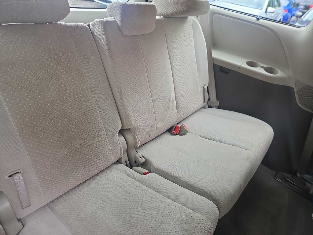 Photo 12 of this TOYOTA SIENNA