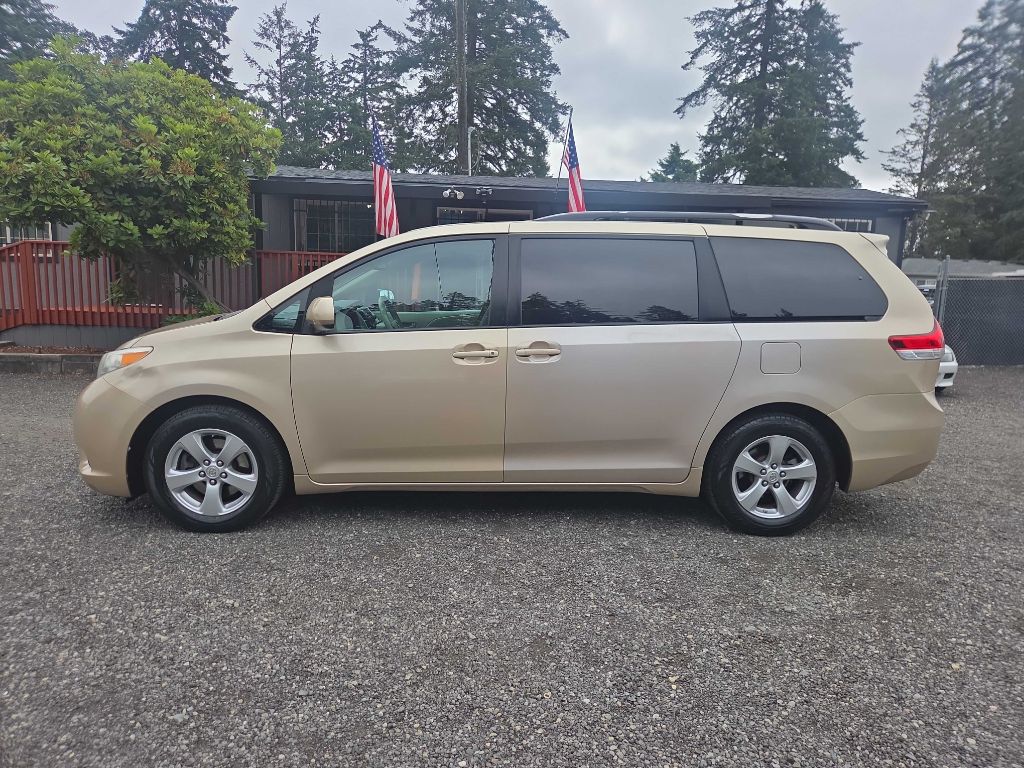 Photo 5 of this TOYOTA SIENNA