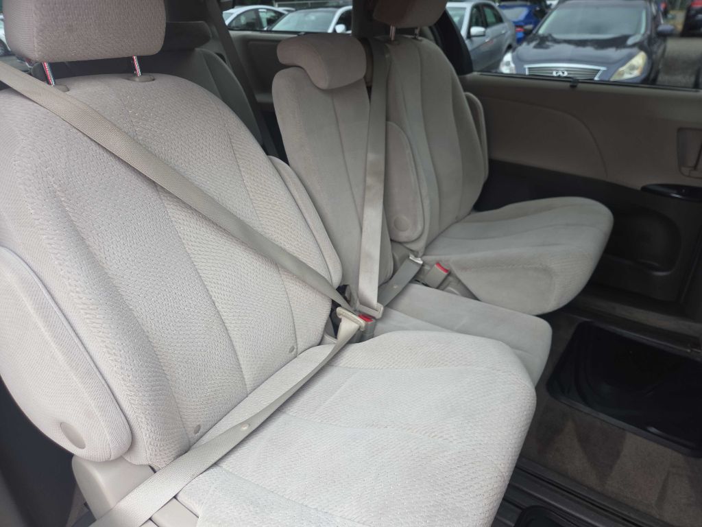 Photo 11 of this TOYOTA SIENNA