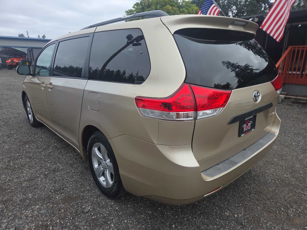 Photo 6 of this TOYOTA SIENNA