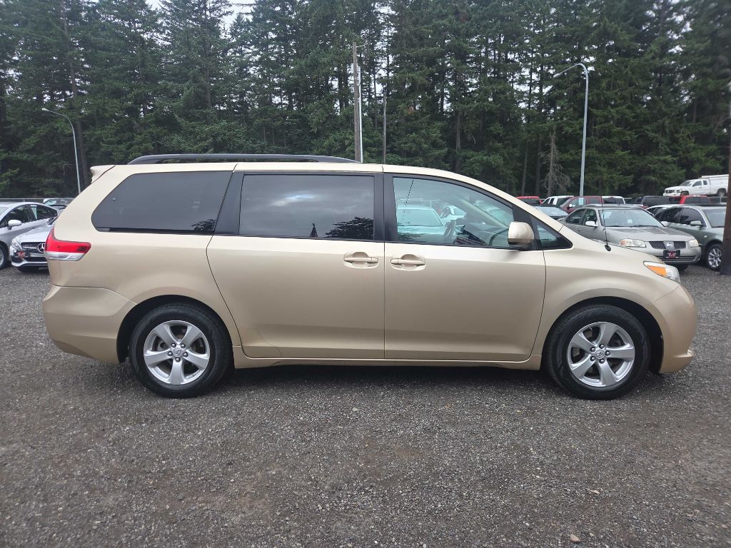 2011 TOYOTA SIENNA
