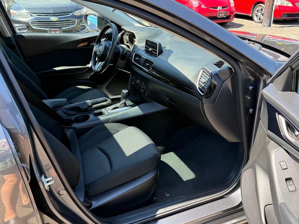 Photo 11 of this MAZDA 3