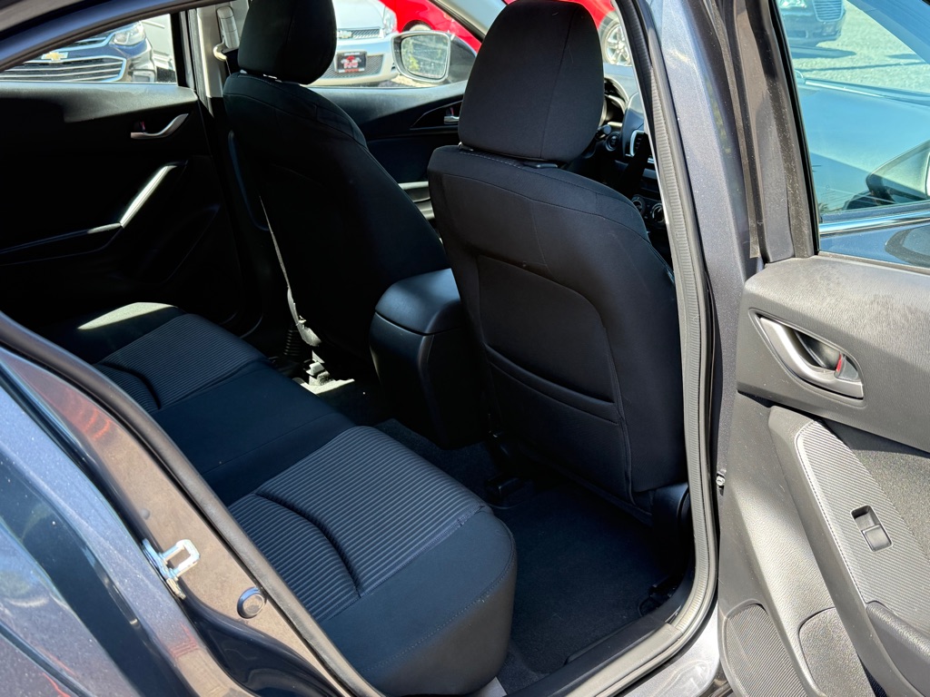 Photo 10 of this MAZDA 3