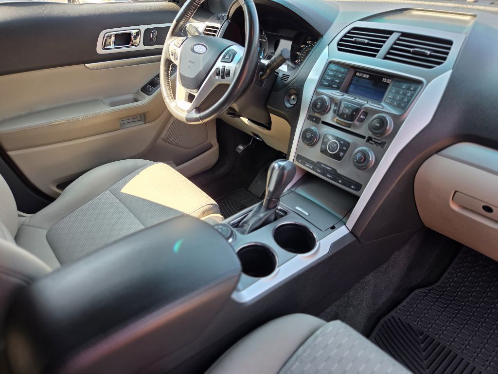 Photo 15 of this FORD EXPLORER
