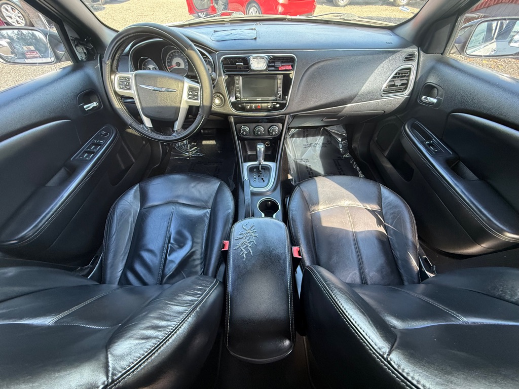 Photo 14 of this CHRYSLER 200
