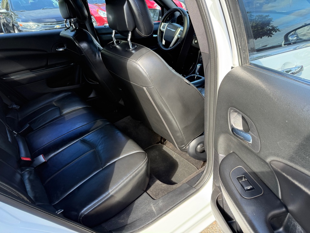 Photo 11 of this CHRYSLER 200