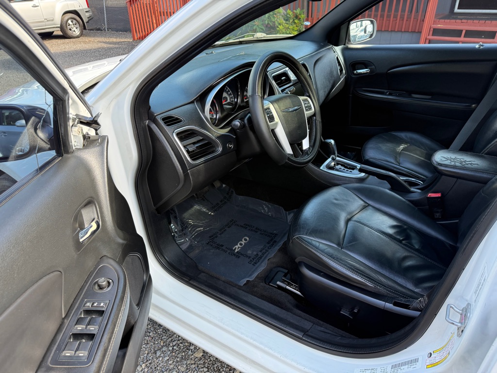 Photo 9 of this CHRYSLER 200