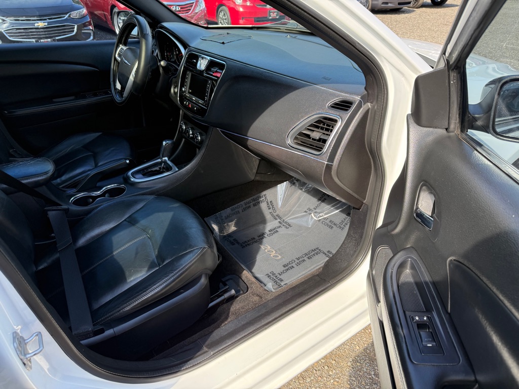 Photo 12 of this CHRYSLER 200