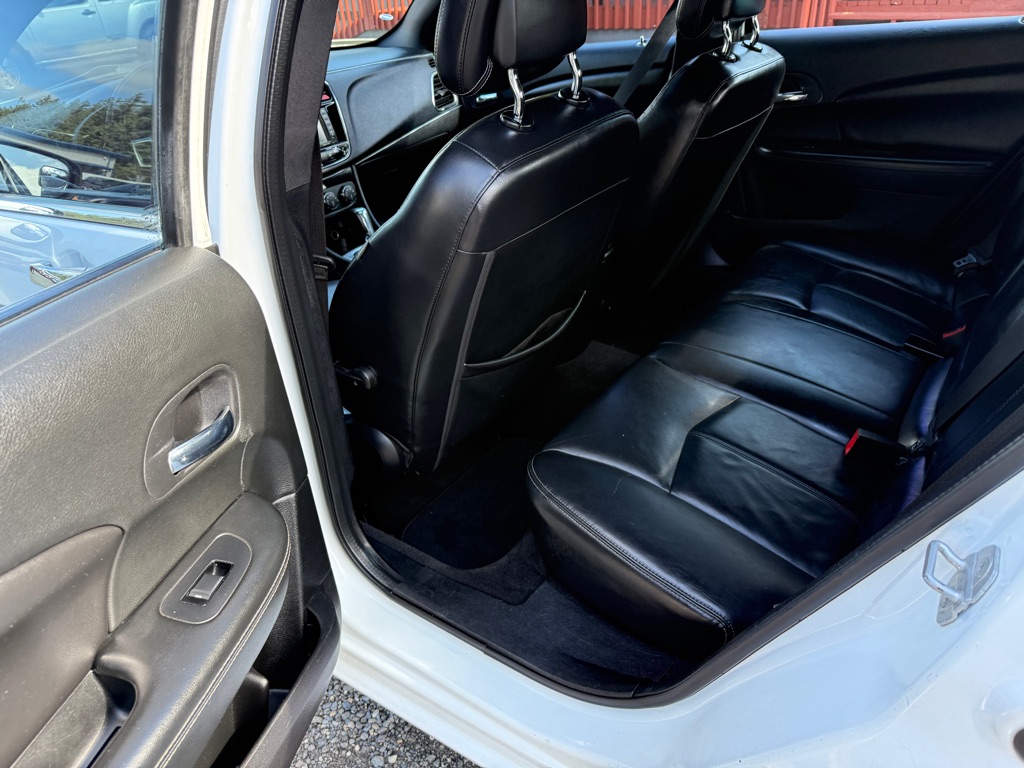 Photo 10 of this CHRYSLER 200