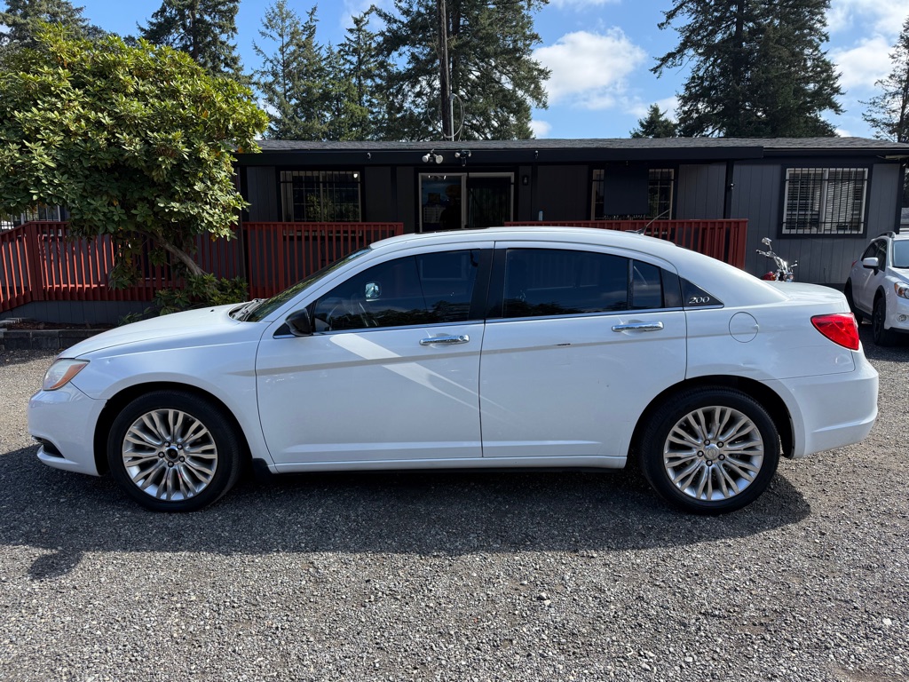 Photo 5 of this CHRYSLER 200