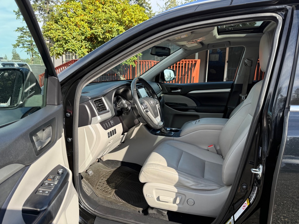 Photo 9 of this TOYOTA HIGHLANDER