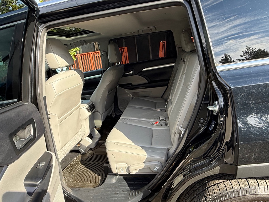 Photo 10 of this TOYOTA HIGHLANDER